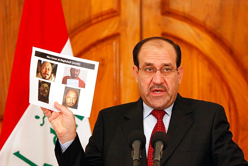 المالكي يعرض صورًا قال إنها لزعيم القاعدة في العراق أبو عمر البغدادي، عقب إعلان مقتل اثنين من كبار قادة التنظيم في 18 أبريل/نيسان 2010.