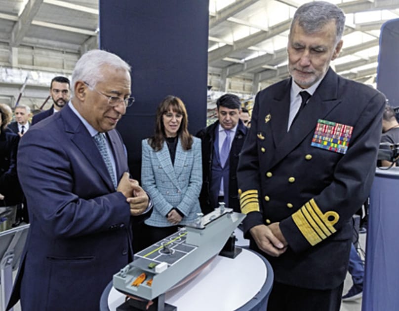 António Costa (esq), ex-primeiro-ministro de Portugal, e Gouveia e Melo (dir), ex-chefe do Estado-Maior da Armada, na cerimónia de assinatura do contrato do porta-drones