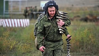 ARCHIVO - Reclutas portan municiones durante un entrenamiento en un campo de tiro en la región de Rostov del Don, en el sur de Rusia, el martes 4 de octubre de 2022. 