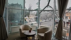 Nach einem russischen Luftangriff im Zentrum von Odesa liegen in einer Wohnung Glasscherben einer zerbrochenen Fensterscheibe.