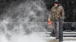 Limpeza de neve no Centro de Convenções de Owensboro, enquanto uma tempestade de inverno passa pela área, sábado, 24 de janeiro de 2026, em Owensboro, Kentucky