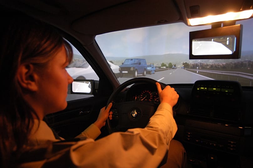 In Frankreich und den Niederlanden sind Fahrsimulatoren bereits Pflichtausbildung – dennoch nur als Ergänzung zu realen Fahrten.