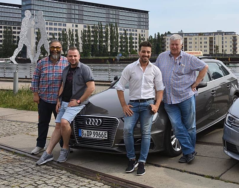 Dennis Polinsky betreibt 4 Berliner Filialen mit 34 Mitarbeitern. Vor allem internationale Kundschaft rettet ihn vor dem "Schnieder-Effekt".