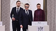 Le président français Emmanuel Macron rencontre la Première ministre danoise Mette Frederiksen, à droite, et le Premier ministre groenlandais Jens-Frederik Nielsen, à gauche, 