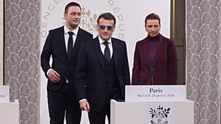 Le président français Emmanuel Macron rencontre la Première ministre danoise Mette Frederiksen, à droite, et le Premier ministre groenlandais Jens-Frederik Nielsen, à gauche, 