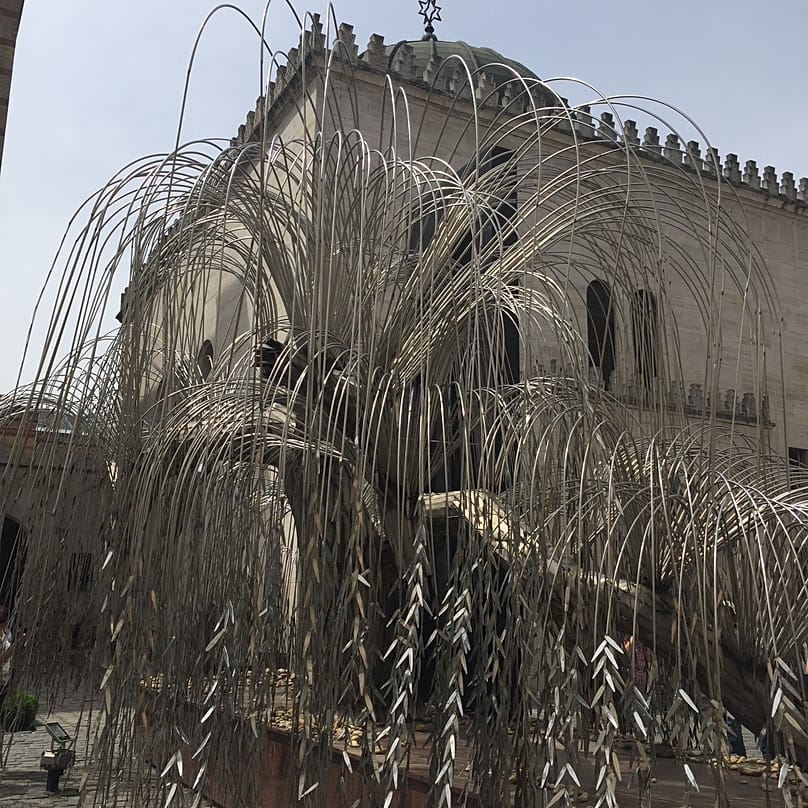 "Дерево жизни", памятник жертвам Холокоста. Внутренний двор Большой синагоги в Будапеште. 