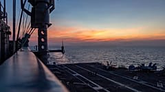 Sonnenuntergang über dem Flugzeugträger USS Abraham Lincoln der Nimitz-Klasse im Indischen Ozean, 22. Januar, 2026