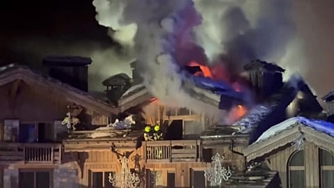 Bomberos sofocan un incendio en el lujoso hotel Grandes Alpes, en Courchevel, Francia, el 28 de enero de 2026.
