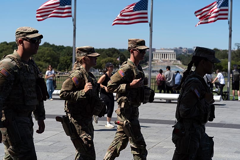عناصر من الحرس الوطني في ولاية فيرجينيا الغربية خلال دورية قرب نصب واشنطن، في 30 أغسطس 2025.