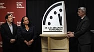 Von links: Jon B. Wolfsthal, Asha M. George und Steve Fetter vom Bulletin of the Atomic Scientists enthüllen die Weltuntergangsuhr: 85 Sekunden vor Mitternacht.