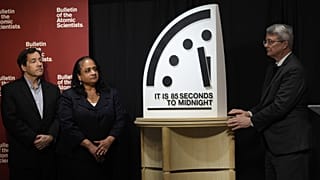 De gauche à droite, Jon B. Wolfsthal, Asha M. George et Steve Fetter, du Bulletin of the Atomic Scientists, dévoilent l'Horloge de l'Apocalypse réglée à 85 secondes de minuit.