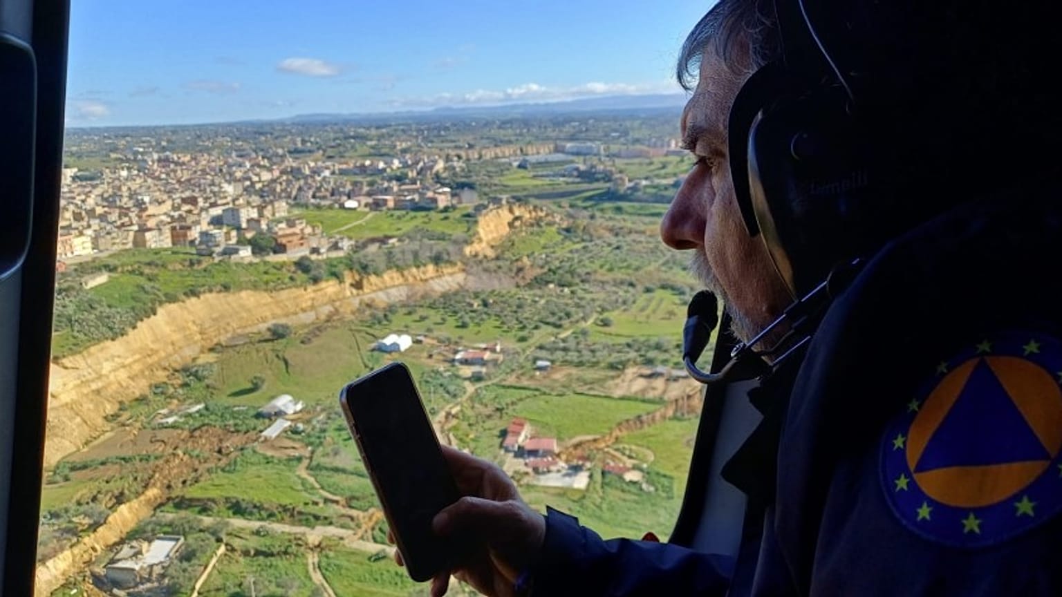 Il capo della Protezione civile italiana, Fabio Ciciliano, si è recato martedì nella città siciliana di Niscemi. La premier Meloni ha sorvolato la zona in elicottero mercoledì