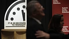 The Bulletin of the Atomic Scientists revela el Reloj del Apocalipsis, a 85 segundos de la medianoche. 
