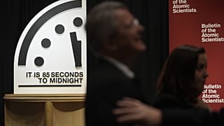 The Bulletin of the Atomic Scientists revela el Reloj del Apocalipsis, a 85 segundos de la medianoche. 