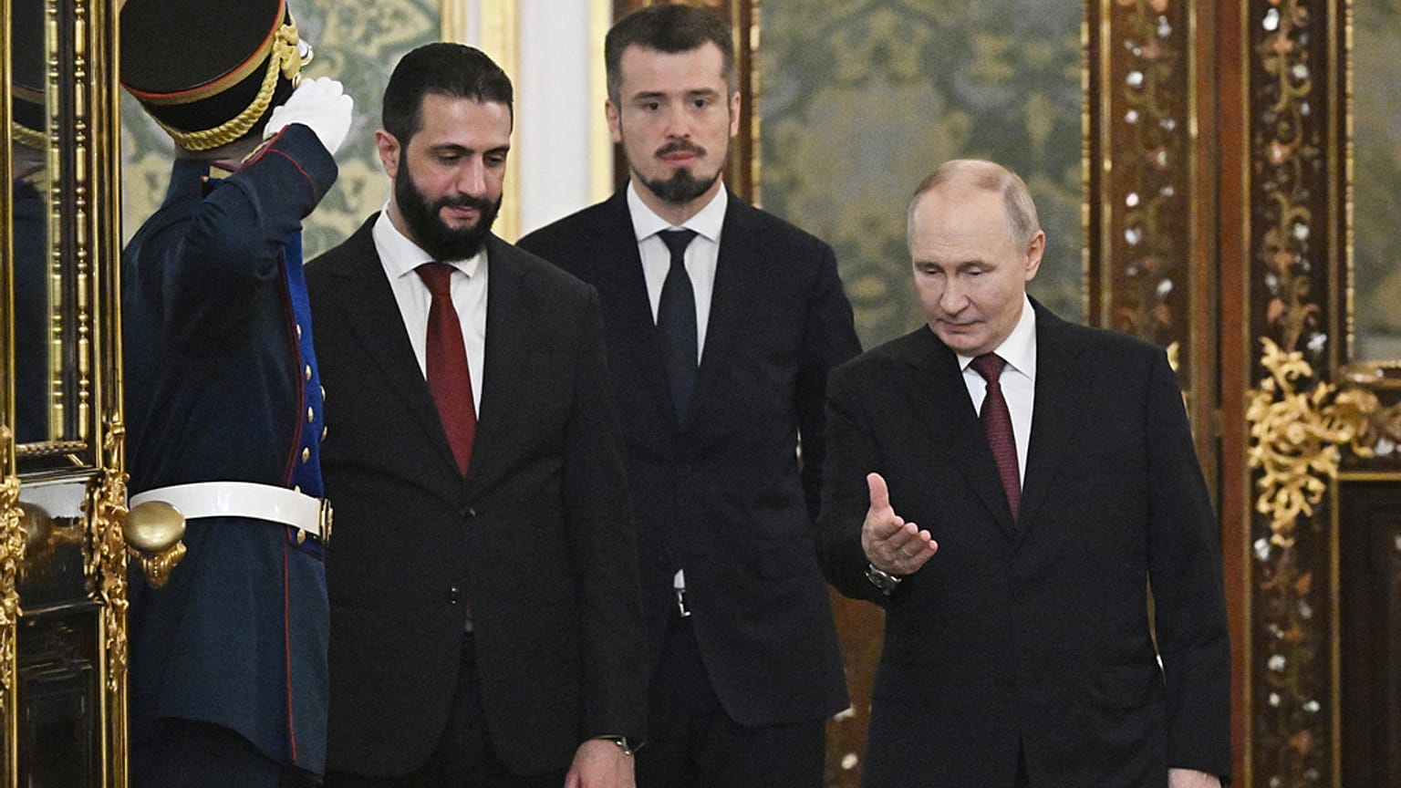 الرئيس الروسي فلاديمير بوتين يستقبل الرئيس السوري الانتقالي أحمد الشرع لإجراء محادثات خلال لقائهما في القصر الكبير بالكرملين في موسكو، روسيا، يوم الأربعاء، 15 أكتوبر 2025.