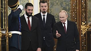 الرئيس الروسي فلاديمير بوتين يستقبل الرئيس السوري الانتقالي أحمد الشرع لإجراء محادثات خلال لقائهما في القصر الكبير بالكرملين في موسكو، روسيا، يوم الأربعاء، 15 أكتوبر 2025.