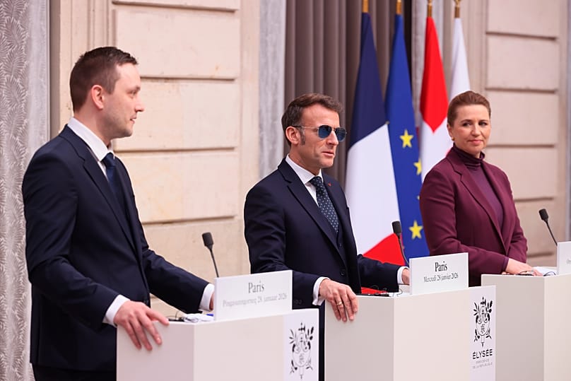 Prezydent Francji Emmanuel Macron spotyka się z premier Danii Mette Frederiksen (po prawej) oraz premierem Grenlandii Jensem-Frederikiem Nielsenem (po lewej) w Paryżu 