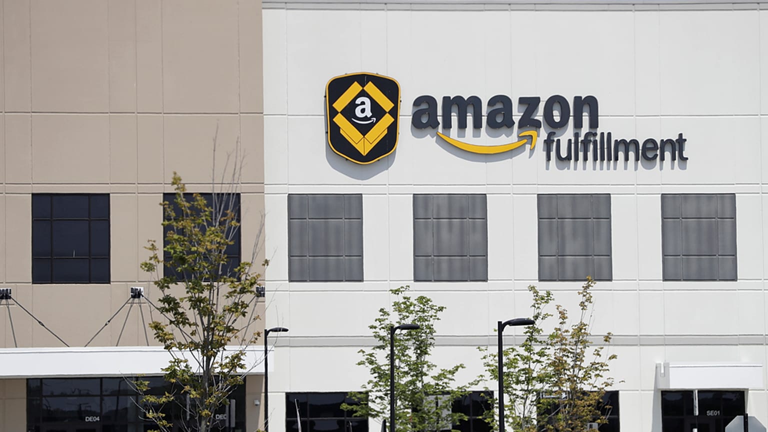 مشهد عام خارج مركز أمازون للتوزيع في روبينسفيل تاونشيب، نيوجيرسي، الثلاثاء 1 أغسطس 2017