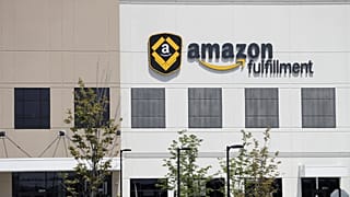 مشهد عام خارج مركز أمازون للتوزيع في روبينسفيل تاونشيب، نيوجيرسي، الثلاثاء 1 أغسطس 2017