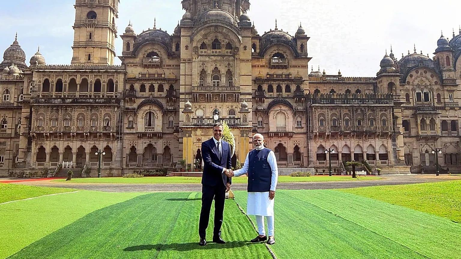 Pedro Sánchez y Narendra Modi se estrechan la mano en el Palacio de Laxmi Vilas de Vadodara, India, el 28 de octubre de 2024