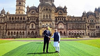 Pedro Sánchez y Narendra Modi se estrechan la mano en el Palacio de Laxmi Vilas de Vadodara, India, el 28 de octubre de 2024