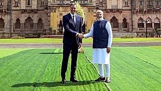 Pedro Sánchez y Narendra Modi se estrechan la mano en el Palacio de Laxmi Vilas de Vadodara, India, el 28 de octubre de 2024