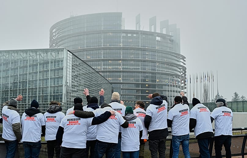 Varios agroganaderos se concentran en la sede del Parlamento Europeo en Estrasburgo durante el miércoles 21 de enero de 2026.