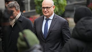 Il sindaco di Roma, Roberto Gualtieri, alla camera ardente di Valentino a Roma lo scorso 21 gennaio