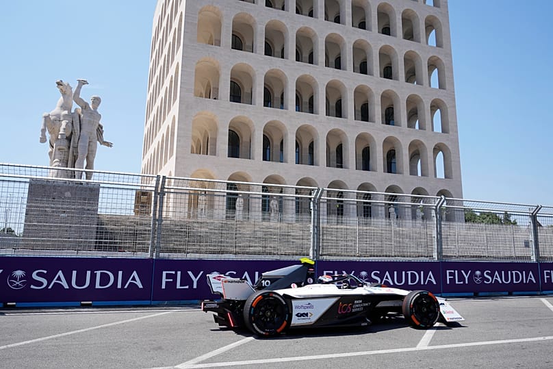 Il Colosseo quadrato, uno dei simboli dell'Eur, durante la manifestazione E-prix nel 2023: il quartiere ha ospitato anche il Giro d'Italia quell'anno