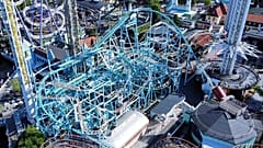 Luftaufnahme der Jetline-Achterbahn im Vergnügungspark Gröna Lund in Stockholm, 26. Juni 2023