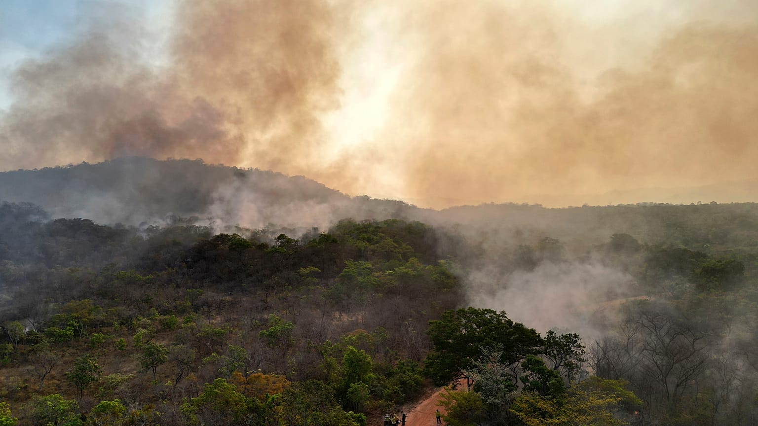 الدخان يتصاعد من حرائق الغابات بالقرب من حديقة تشابادا دوس فياديروس الوطنية، في بلدية كافالكانتي، شمال ولاية غوياس، البرازيل، الجمعة، 3 أكتوبر، 2025. (AP Photo / Eraldo Peres)