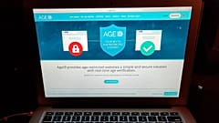 Archivfoto: Dieses Foto aus London vom Montag, dem achten Juli 2019, zeigt einen Laptopbildschirm mit der Website AgeID, einem System zur Altersprüfung.