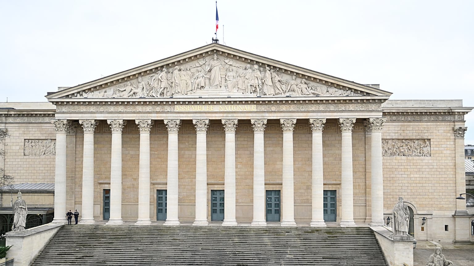Vue de l'Assemblée nationale, mardi 13 janvier 2026, à Paris. (AP Photo/Emma Da Silva)