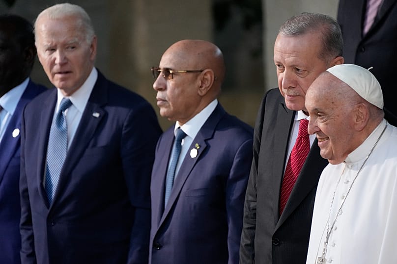 Il Presidente degli Stati Uniti Joe Biden osserva il Presidente della Turchia Recep Tayyip Erdoğan mentre parla con Papa Francesco al G7 di Borgo Egnazia, 14 giugno 2024.