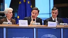 Sekretarz generalny NATO Mark Rutte, w środku, przemawia przed Komisją Bezpieczeństwa i Obrony w Parlamencie Europejskim w Brukseli.