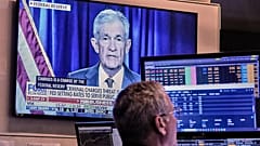 Un video del presidente della Federal Reserve Jerome Powell viene proiettato su uno schermo al piano della Borsa di New York, il 12 gennaio 2026.
