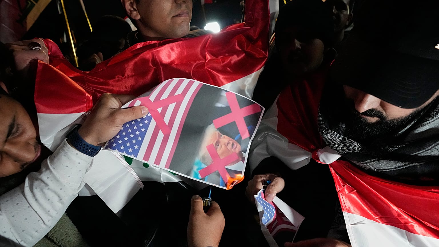 أضرم متظاهر النار في صورة للعلم الأمريكي والرئيس دونالد ترامب خلال احتجاج على تحذير ترامب من أن الولايات المتحدة ستتوقف عن دعم البلاد إذا عاد رئيس وزرائها السابق، نوري المالكي