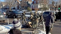 Questa immagine tratta da un video di Max Shapiro mostra Alex Pretti, al centro a sinistra, che litiga con gli agenti federali dell'immigrazione a Minneapolis il 13 gennaio 2026. 
