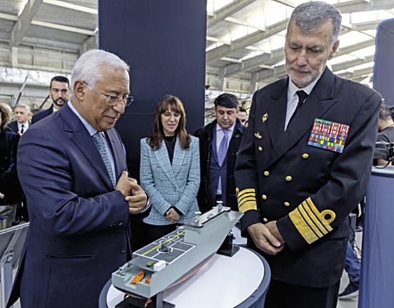 António Costa (po lewej), były premier Portugalii, oraz Gouveia e Melo (po prawej), były szef sztabu marynarki wojennej, podczas ceremonii podpisania umowy dotyczącej dronowca