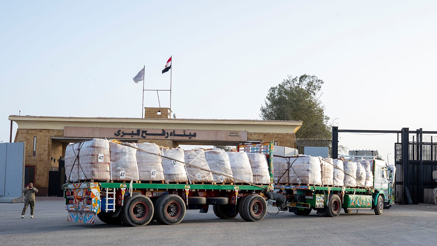 المساعدات المنتظرة عند معبر رفح