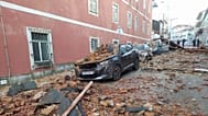 Carros danificados após o telhado de um prédio ter desabado sobre eles durante a passagem da tempestade Kristin em Figueira da Foz, Portugal, quarta-feira, 28 de janeiro
