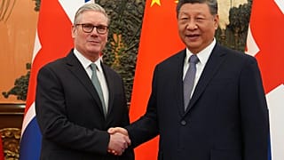 رئيس الوزراء البريطاني كير ستارمر (يسارًا) يصافح الرئيس الصيني شي جينبينغ قبيل اجتماع في بكين، الخميس 29 يناير/كانون الثاني 2026. (كارل كورت/صورة منسوبة لوكالة أسوشييتد برس)