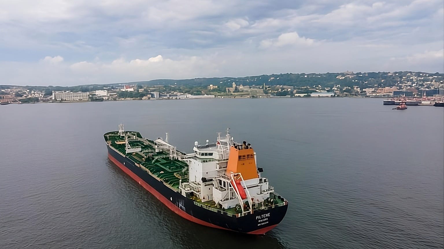 Russischer Öltanker Chariot Tide treibt vor der Küste von Almería