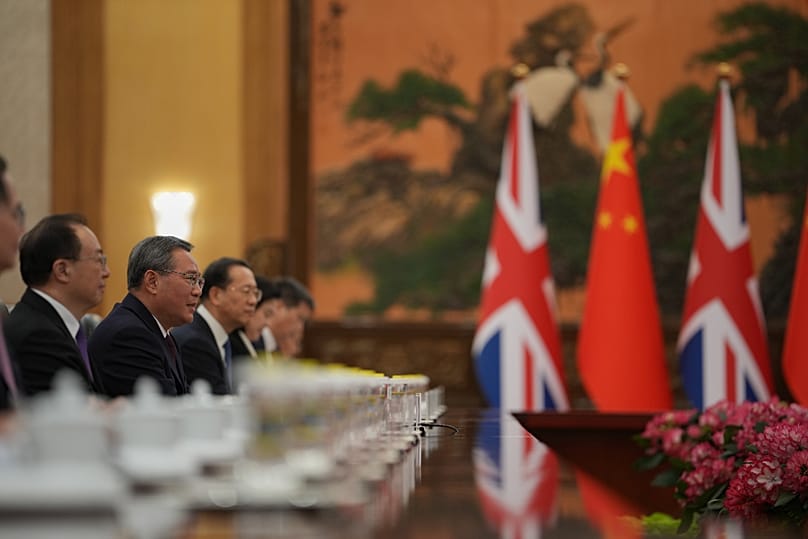 Premier Chin Li Qiang (trzeci od lewej) uczestniczy w spotkaniu z premierem Wielkiej Brytanii Keirem Starmerem (niewidocznym na zdjęciu) w Pekinie, 29 stycznia 2026 r.