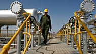ARCHIVO. El técnico petrolero iraní Majid Afshari recorre las instalaciones del separador en el campo petrolífero de Azadegan, cerca de Ahvaz, Irán. 15 de abril de 2008