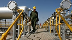Archivfoto. Der iranische Öltechniker Majid Afshari geht durch die Ölabscheider-Anlagen des Ölfelds Azadegan nahe Ahvaz, Iran. 15. April 2008