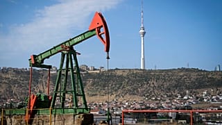 Un pumpjack opera in un sito di perforazione a Baku, Azerbaigian