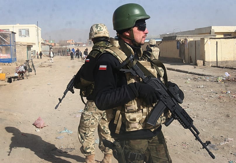 Polscy żołnierze pełnią wartę w Afganistanie w miejscu, w którym pięciu polskich żołnierzy zginęło. 21 grudnia 2011 r.