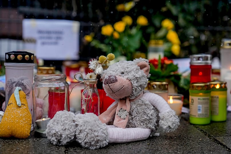 Blumen, Kerzen und ein Teddybär wurden nahe der Stelle niedergelegt, an der ein Auto in eine Gruppe von Demonstrierenden gefahren war - 16. Februar 2025.