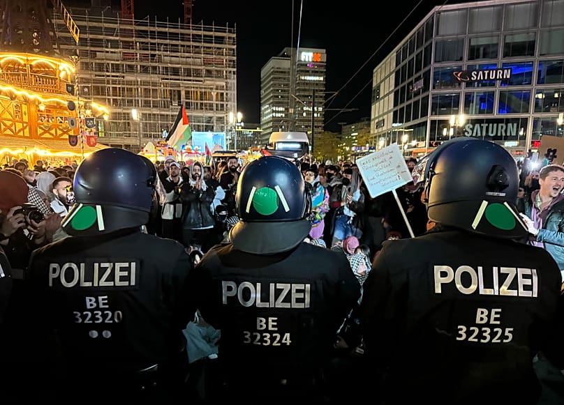 Polizisten stellen sich Demonstrierenden entgegen, die bei einer pro-palästinensischen Kundgebung am Donnerstag, dem 2. Oktober 2025, in Berlin, Deutschland.